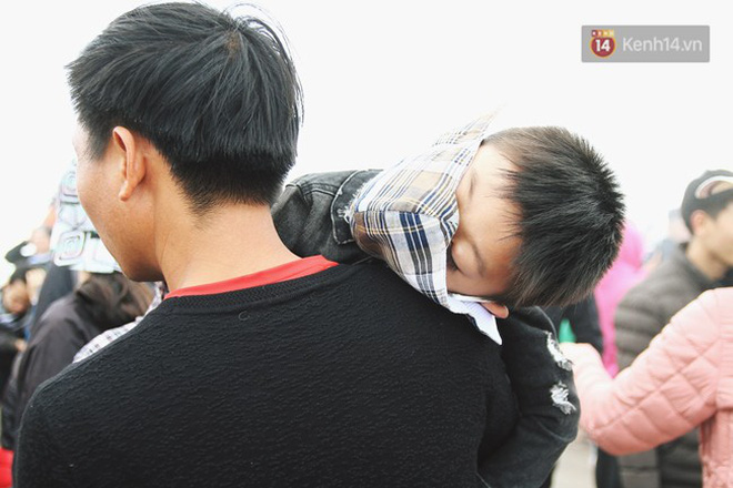 Hàng nghìn người xếp hàng chật kín chờ mua vé cáp treo lên đỉnh Fansipan ngày 30/4 Hàng nghìn người xếp hàng chật kín chờ mua vé cáp treo lên đỉnh Fansipan ngày 30/4